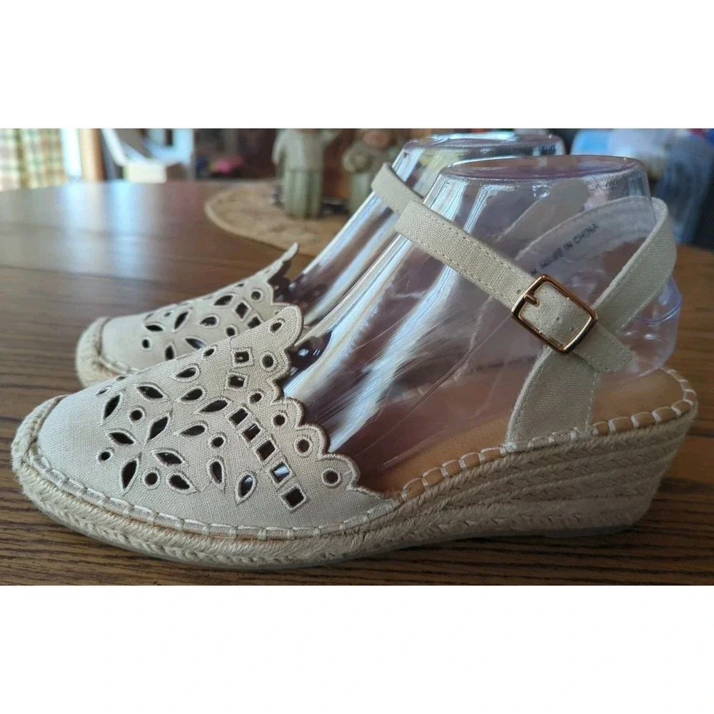 Tommy Bahama Daphne Wedge Espadrille Womens 8.5 Beige Eyelet Scalloped‎ Strap